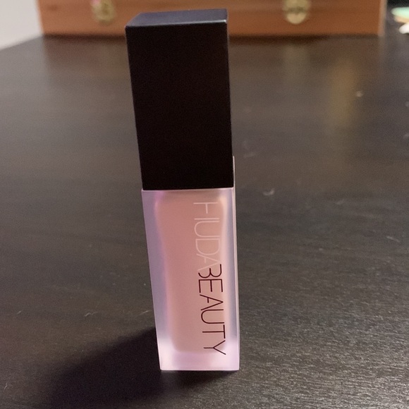 Huda Beauty Faux Filter Luminous Matte Buildable Coverage Crease Proof Concealer - Picture 2 of 4